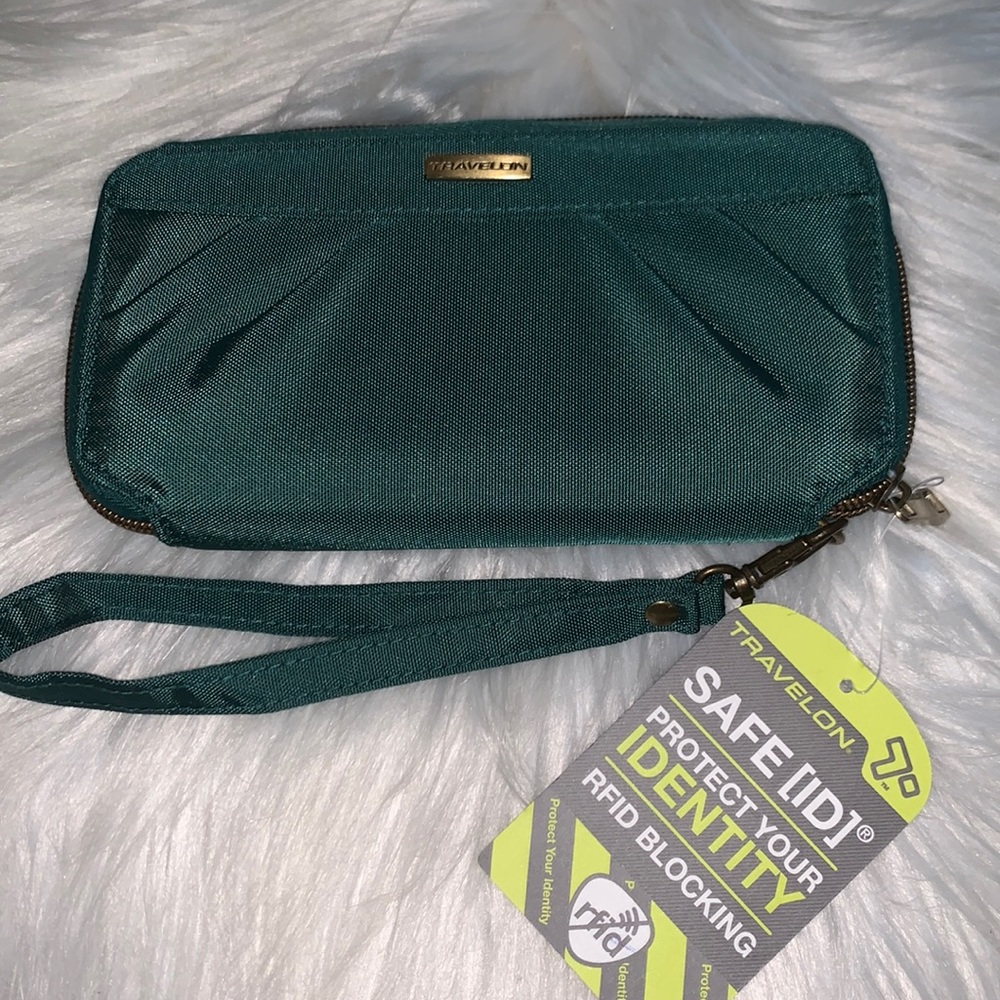 TRAVELON  CLUCH WALLET